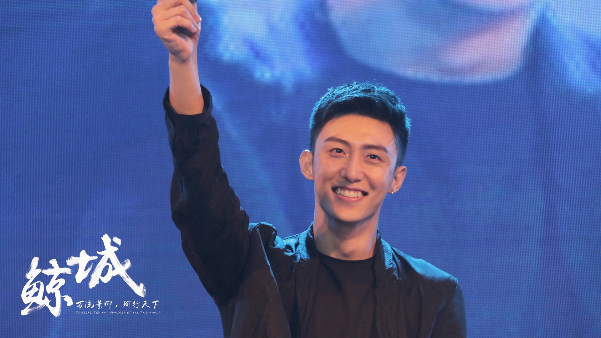 足球比赛现场充满激烈的对抗和挑战，足球比赛非常激烈的英文