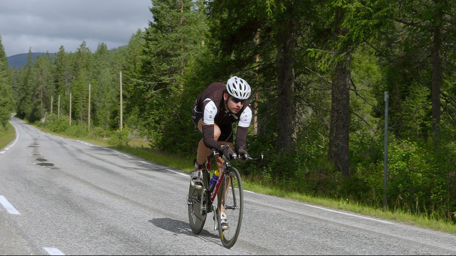 爱游戏官方入口-“北极雪地：冰封战场上的极限追击”，北极雪山